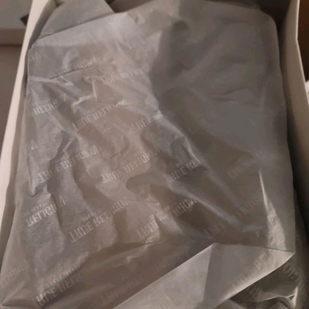 True Religion Kendrick Gold FX Shoes Brand New with Box Size - Picture 3 of 4